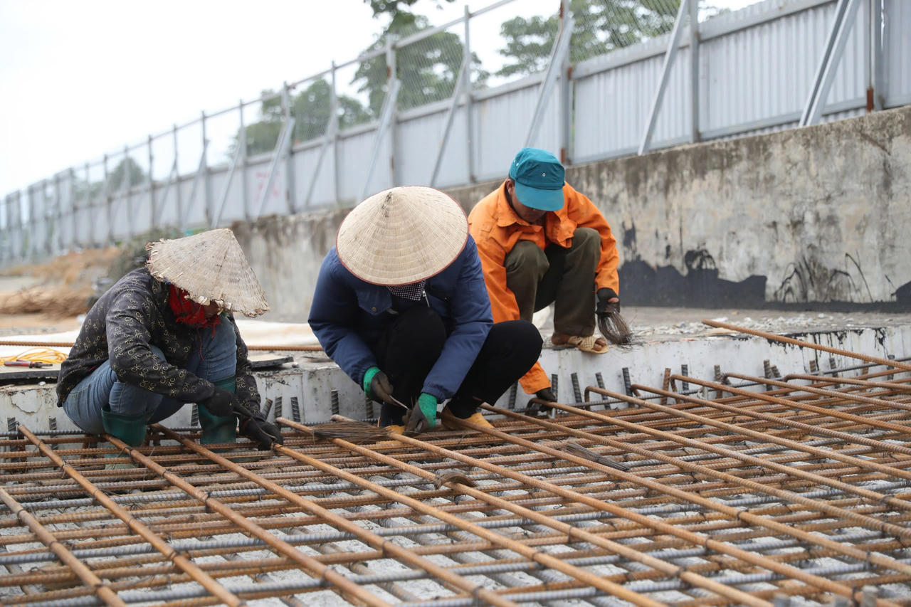 Bên cạnh việc đẩy nhanh tiến độ, các đơn vị thi công đặc biệt chú trọng công tác an toàn lao động và kiểm soát chất lượng công trình. Người lao động được trang bị đầy đủ phương tiện bảo hộ, các hạng mục thi công thường xuyên được kiểm tra, giám sát để bảo đảm yêu cầu kỹ thuật theo thiết kế.