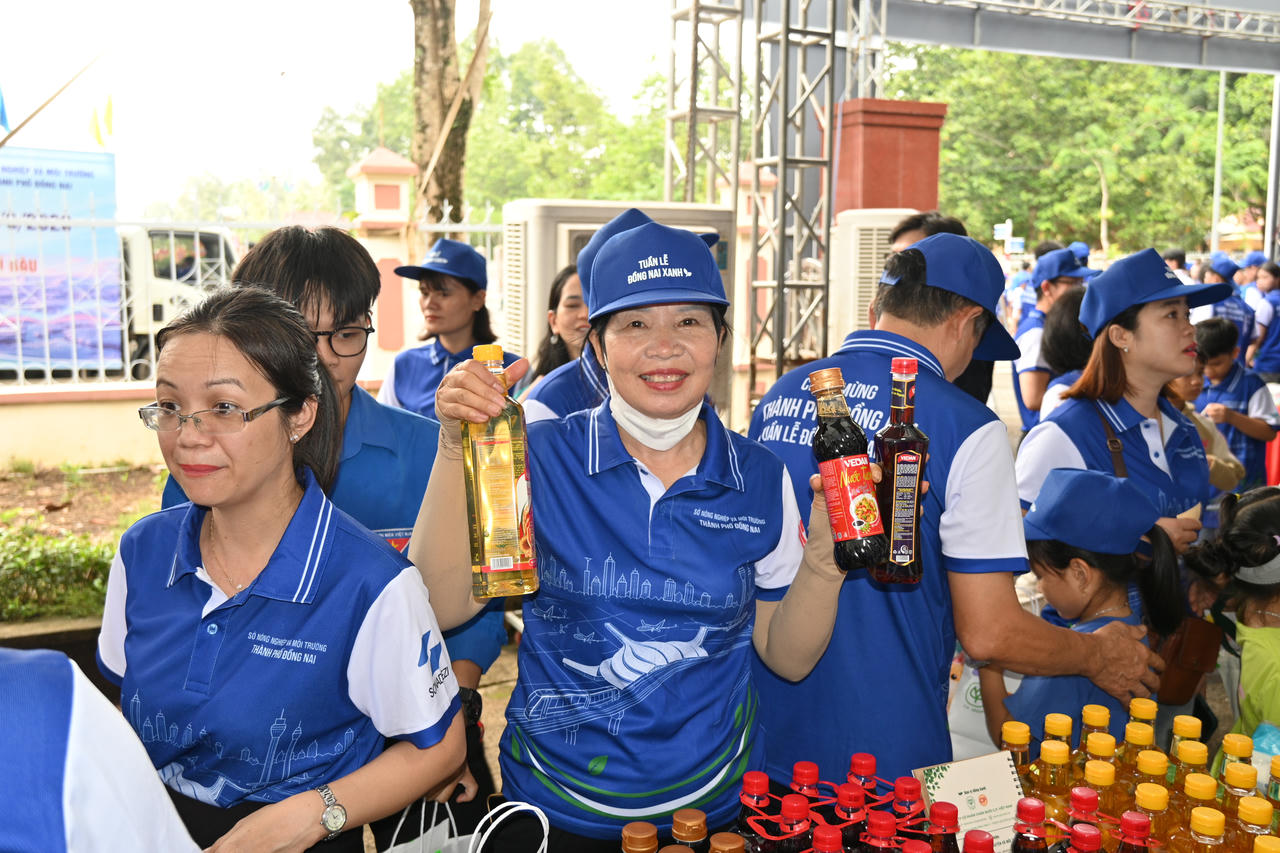 Gian hàng đổi chất thải lấy quà thu hút nhiều người dân địa phương tham gia.
