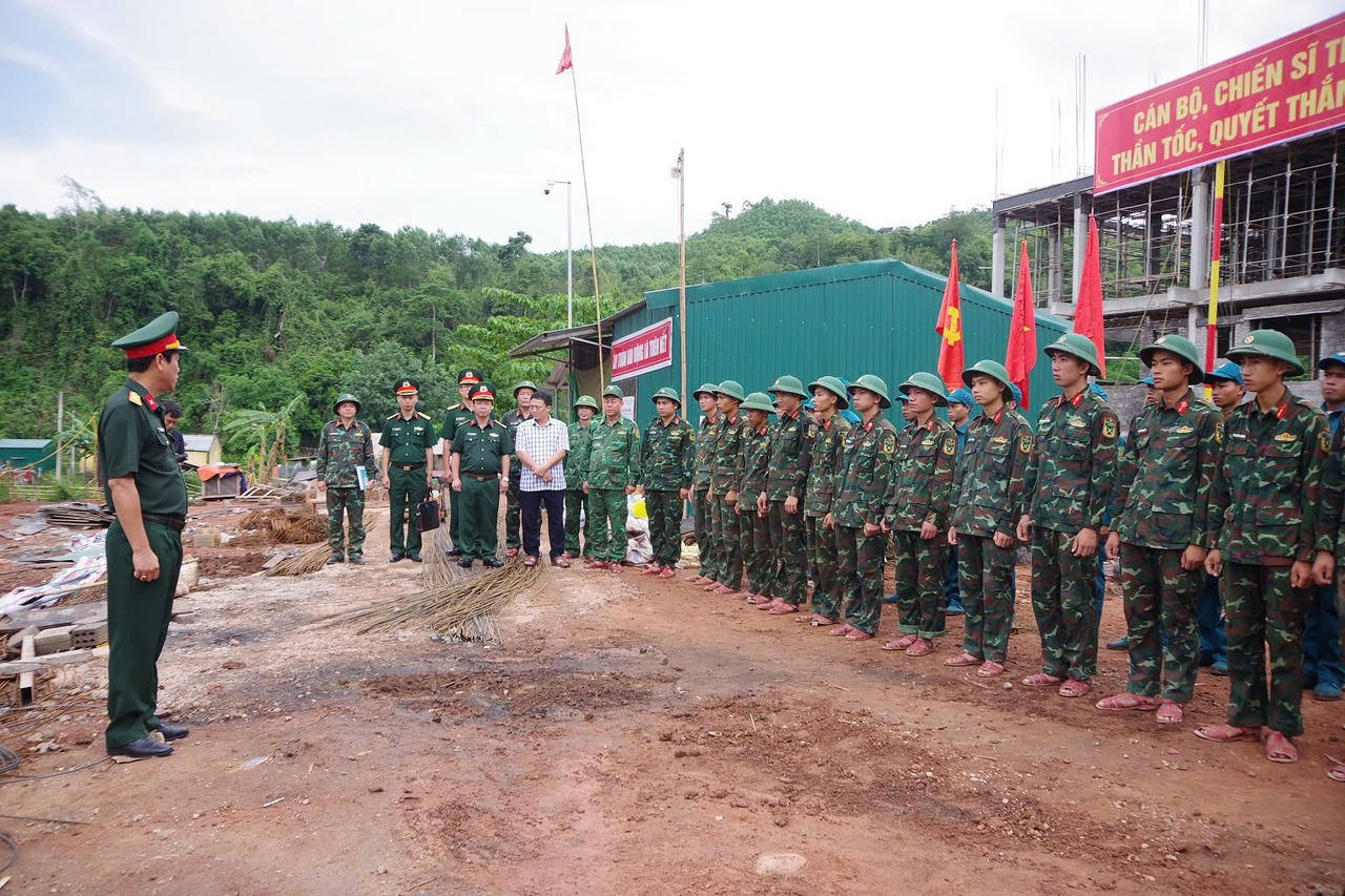 300 cán bộ, chiến sĩ chung tay dựng trường liên cấp vùng biên Quảng Trị