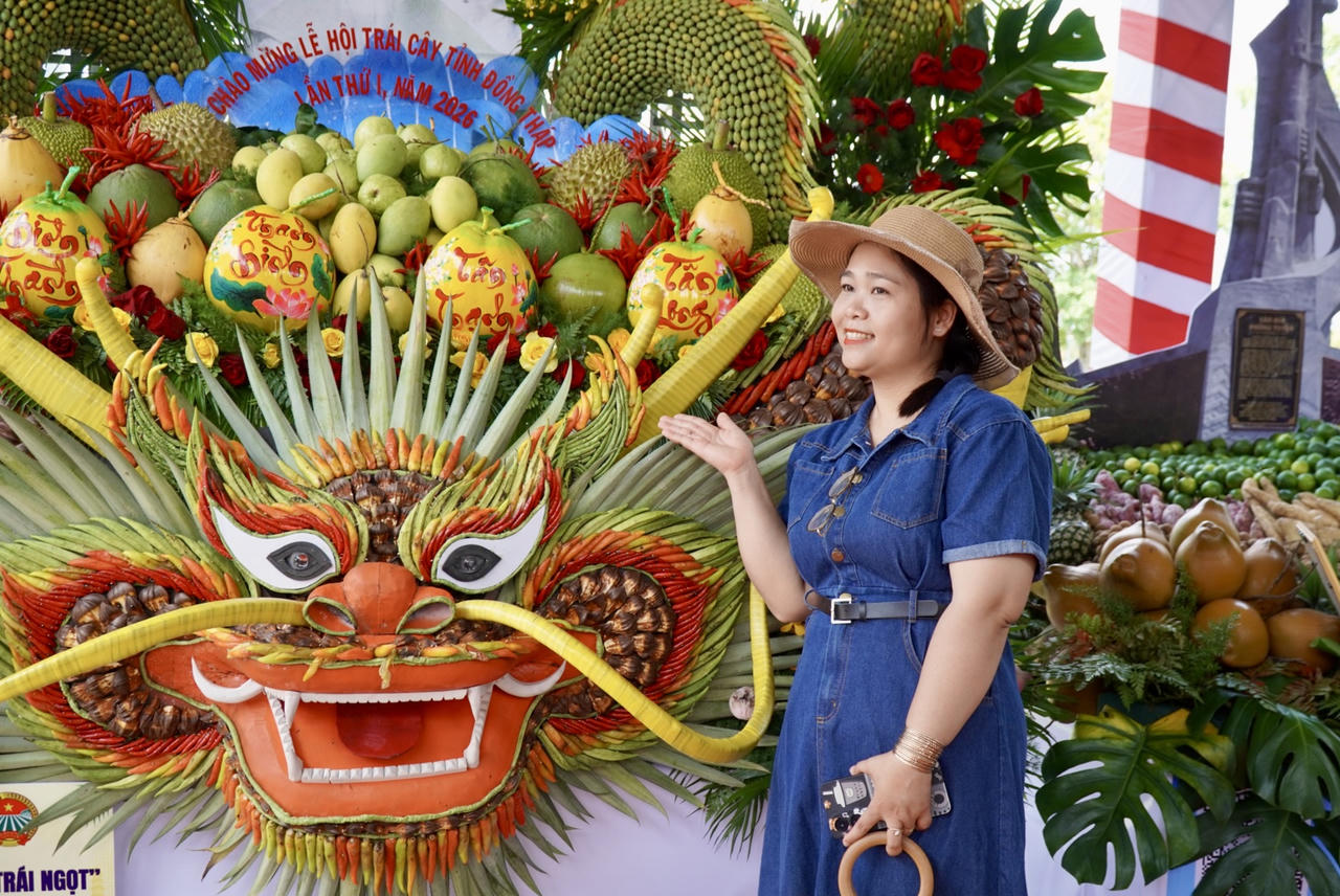 Khách tham quan hào hứng chụp ảnh cùng các tác phẩm.