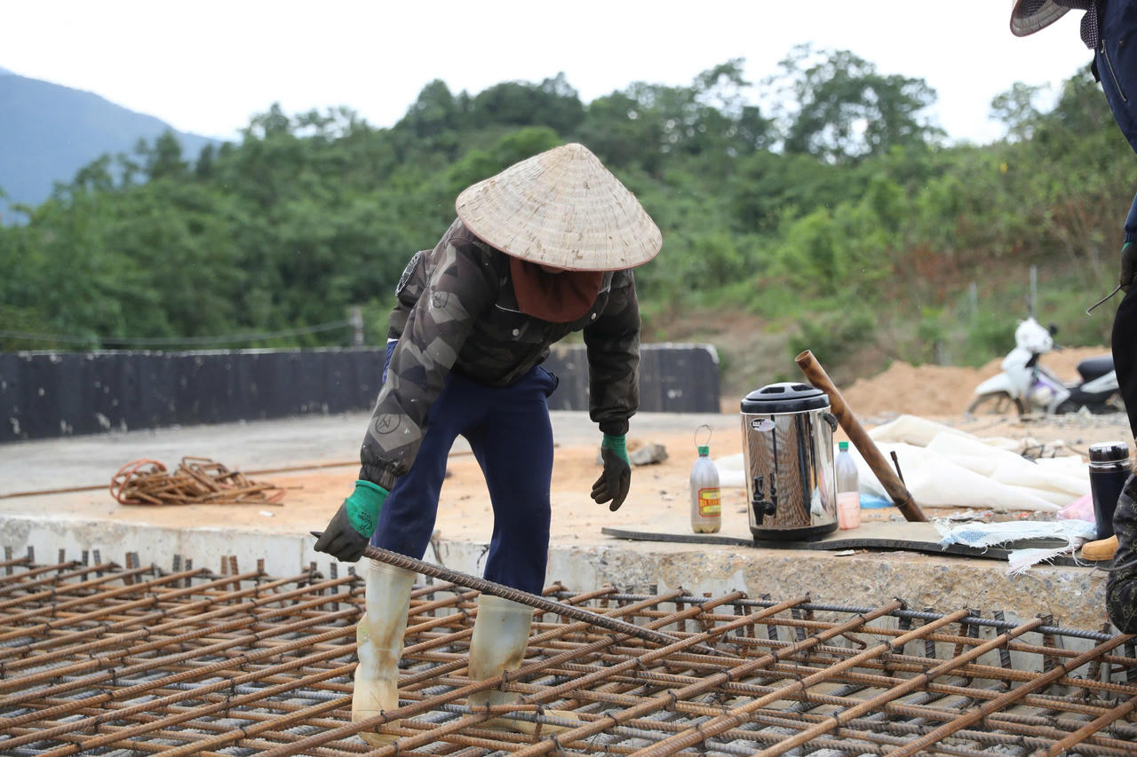  Công nhân thi công trên tuyến cao tốc trong điều kiện thời tiết thuận lợi, tranh thủ từng giờ để đẩy nhanh tiến độ.