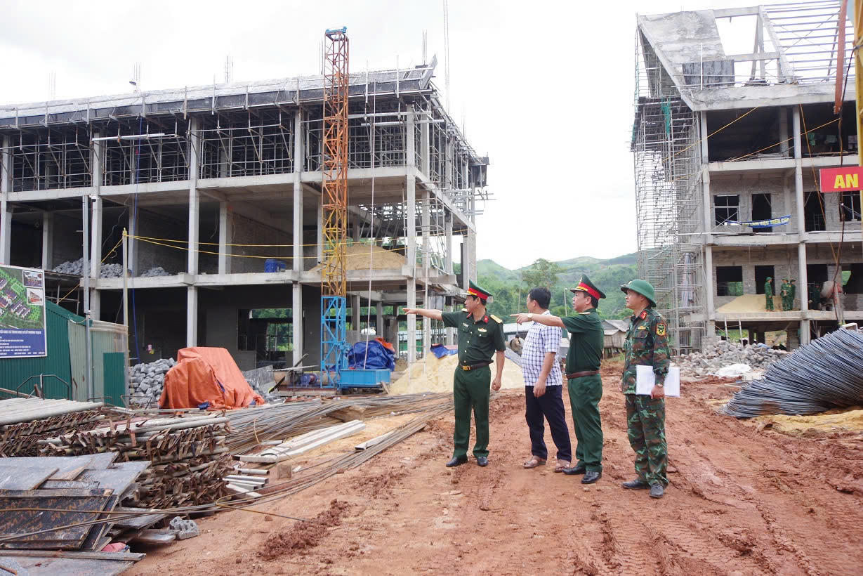 300 cán bộ, chiến sĩ chung tay dựng trường liên cấp vùng biên Quảng Trị