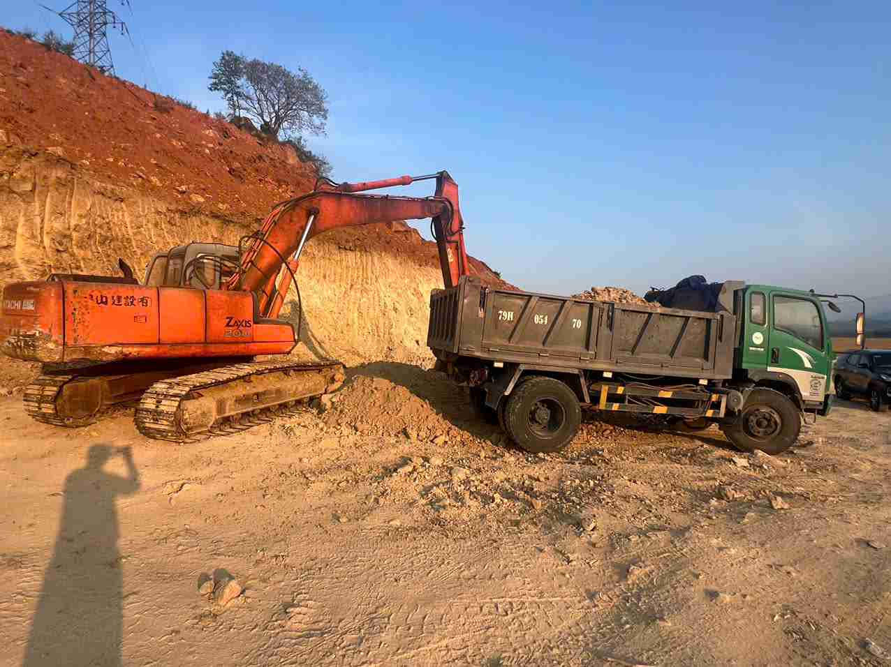 Hình ảnh hiện trường vụ khai thác khoáng sản trái phép.