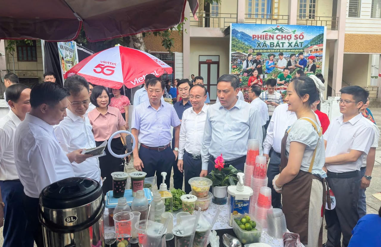 Các đại biểu tham quan phiên chợ số.
