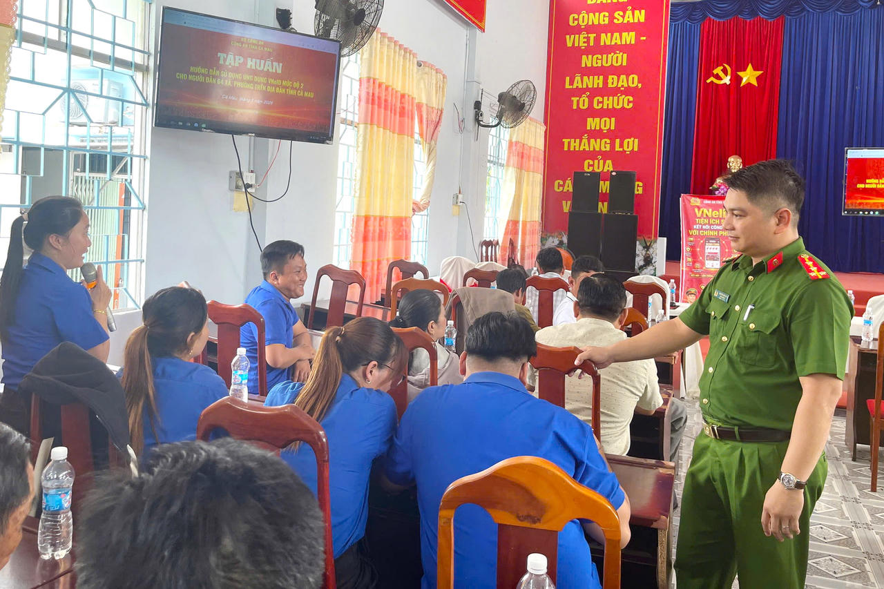 Cán bộ Phòng Cảnh sát quản lý hành chính về trật tự xã hội Công an tỉnh Cà Mau trực tiếp tập huấn, hướng dẫn kỹ năng sử dụng VNeID và giải đáp những vướng mắc phát sinh trong quá trình sử dụng.