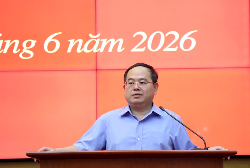 Ông Quản Minh Cường - Ủy viên Trung ương Đảng, Bí thư Tỉnh ủy Quảng Ninh, Trưởng Đoàn ĐBQH tỉnh, phát biểu tại hội nghị.