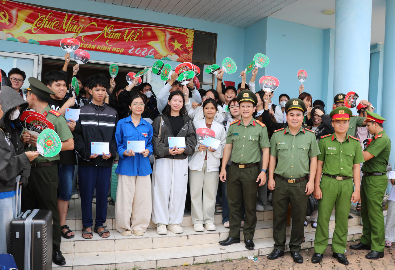 Đón 157 học sinh đặc khu Kiên Hải vào đất liền tham dự kỳ thi tốt nghiệp THPT năm 2026