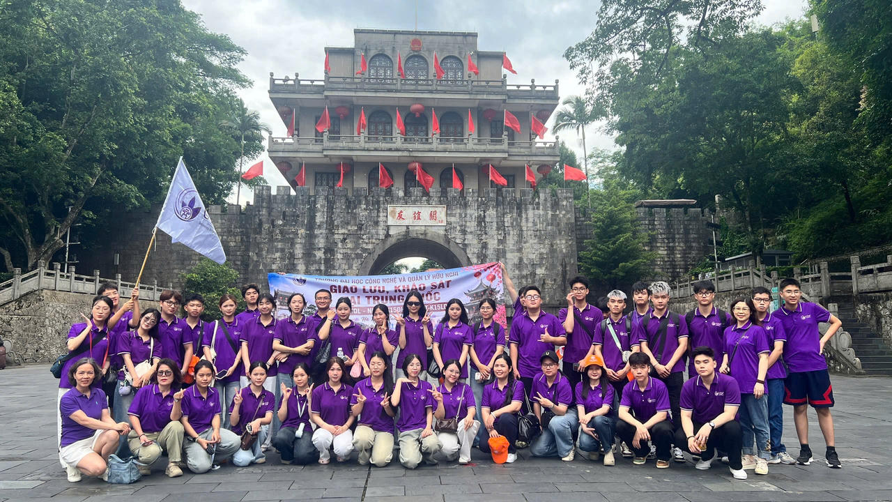 Sinh viên Trường Đại học Công nghệ và Quản lý Hữu Nghị (UTM) chụp ảnh lưu niệm tại thành phố Nam Ninh, Trung Quốc.