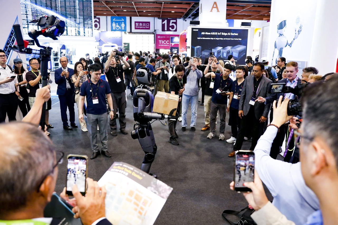 Người máy VR-H3 của VinRobotics trở thành tâm điểm chú ý của khách tham quan và giới công nghệ quốc tế tại COMPUTEX 2026. (Nguồn: VinRobotics)