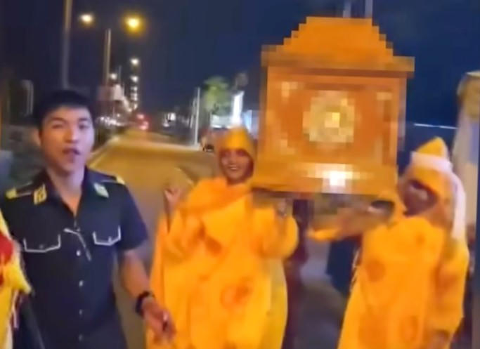 Các đối tượng này đã khiêng quan tài chứa người sống diễu hành trên đường phố, gây bức xúc dư luận (Ảnh cắt từ video clip)