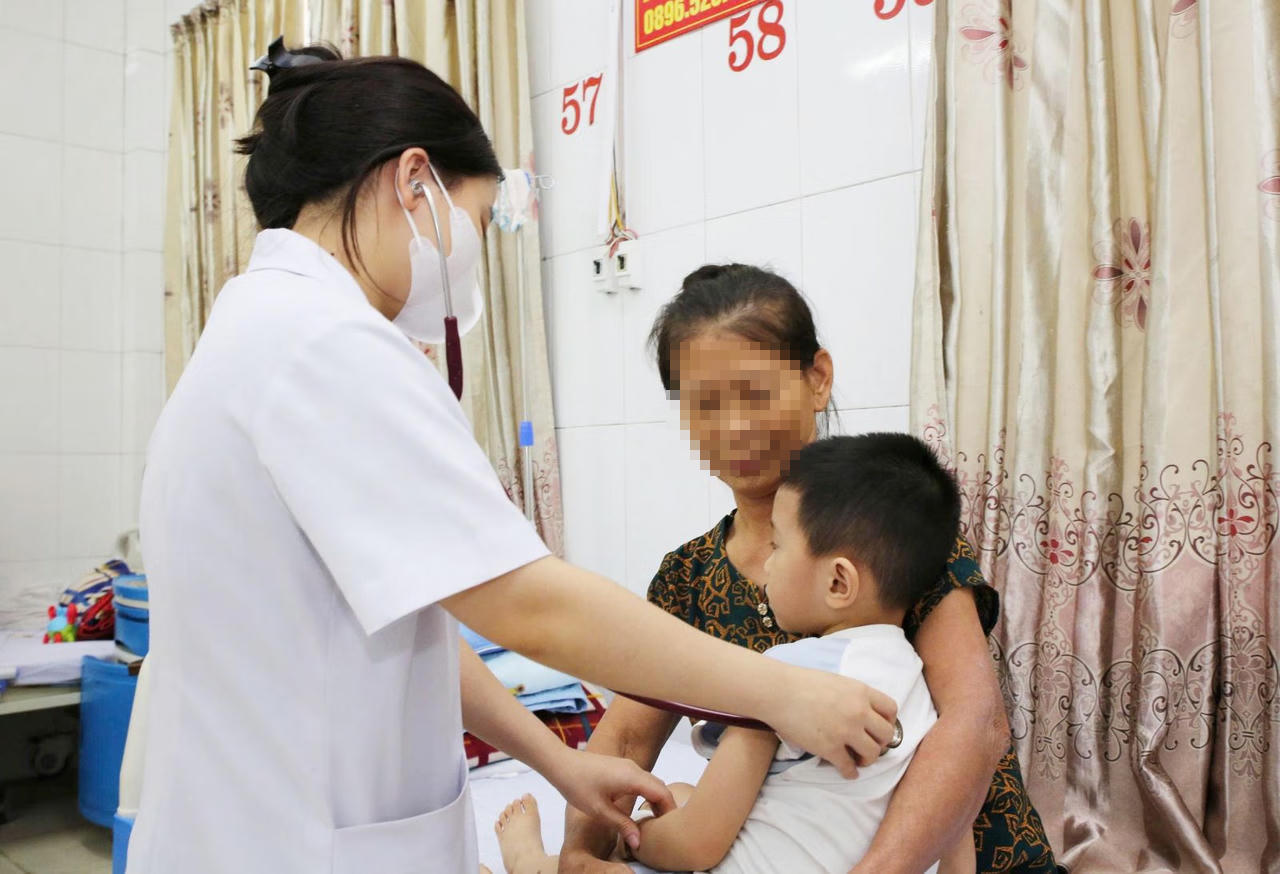 Khói thuốc trong nhà làm tăng nguy cơ viêm phổi, hen tái phát ở trẻ