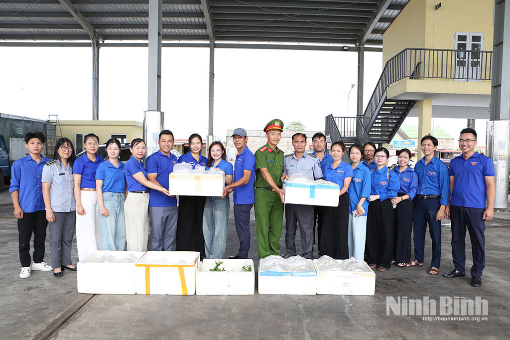 Đoàn viên thanh niên tham dự Lễ thả giống phóng sinh, tái tạo nguồn lợi thủy sản.&nbsp;Ảnh: Văn Đại-Mạnh Hùng&nbsp;