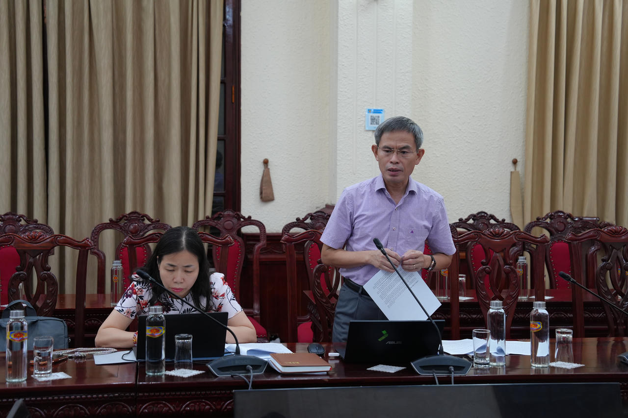 Cục trưởng Cục Bổ trợ tư pháp Lê Xuân Hồng báo cáo tại buổi làm việc.