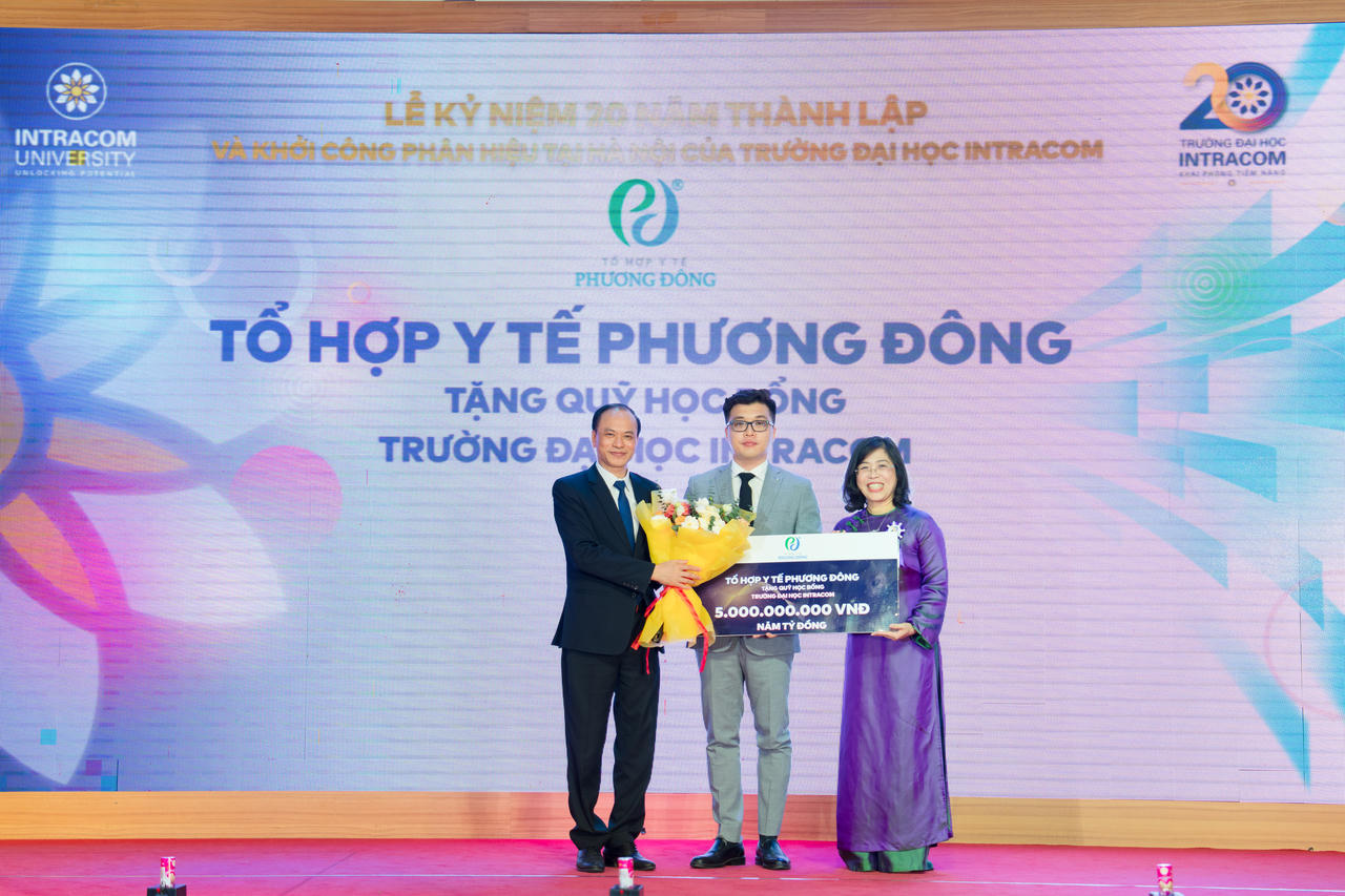 Đại diện Tổ hợp Y tế Phương Đông&nbsp;trao tặng tài trợ Quỹ học bổng&nbsp;cho Trường Đại học Intracom.