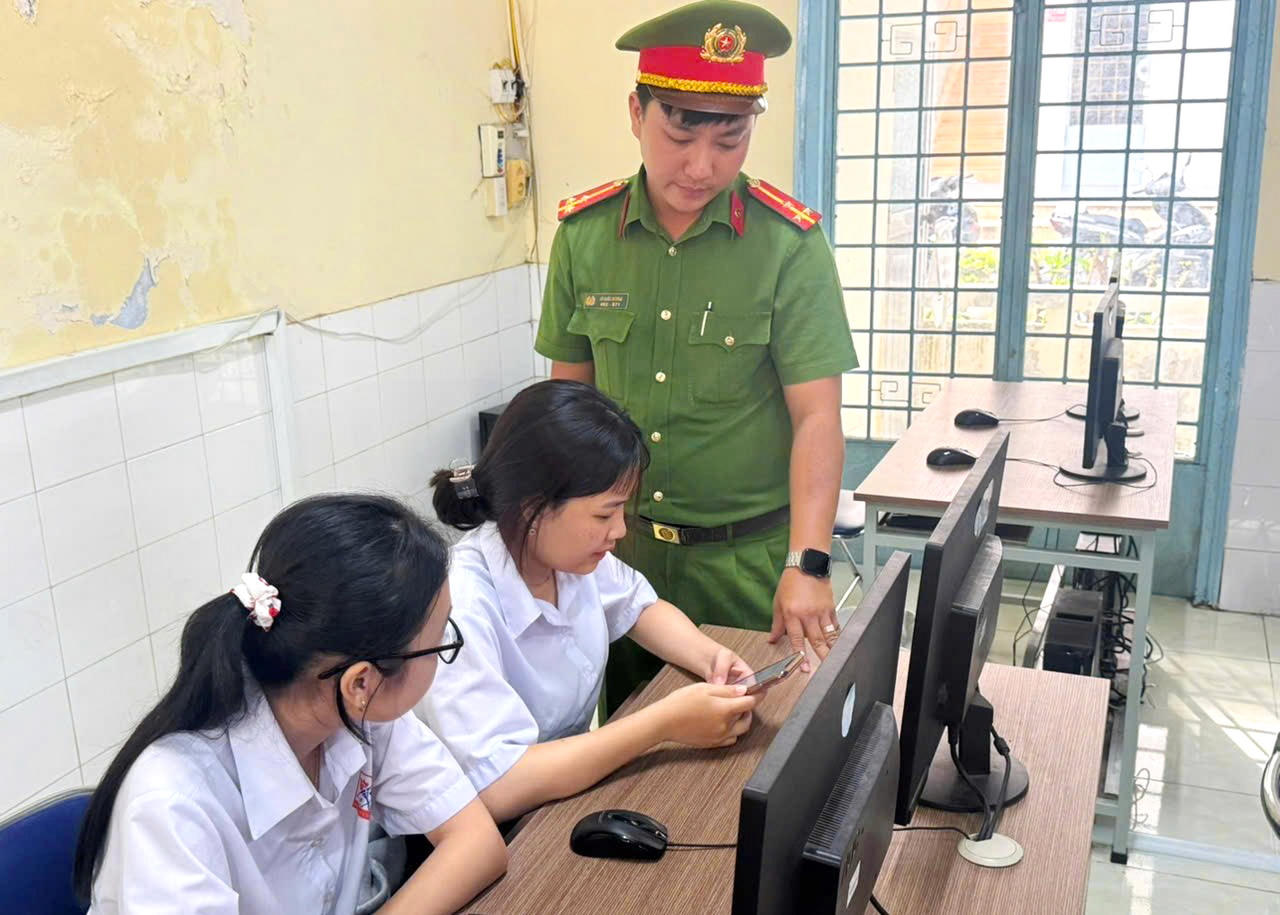 Công an phường Bạc Liêu tuyên truyền, hướng dẫn sinh viên Trường Cao đẳng Y tế sử dụng các tiện ích tích hợp trên ứng dụng VNeID.
