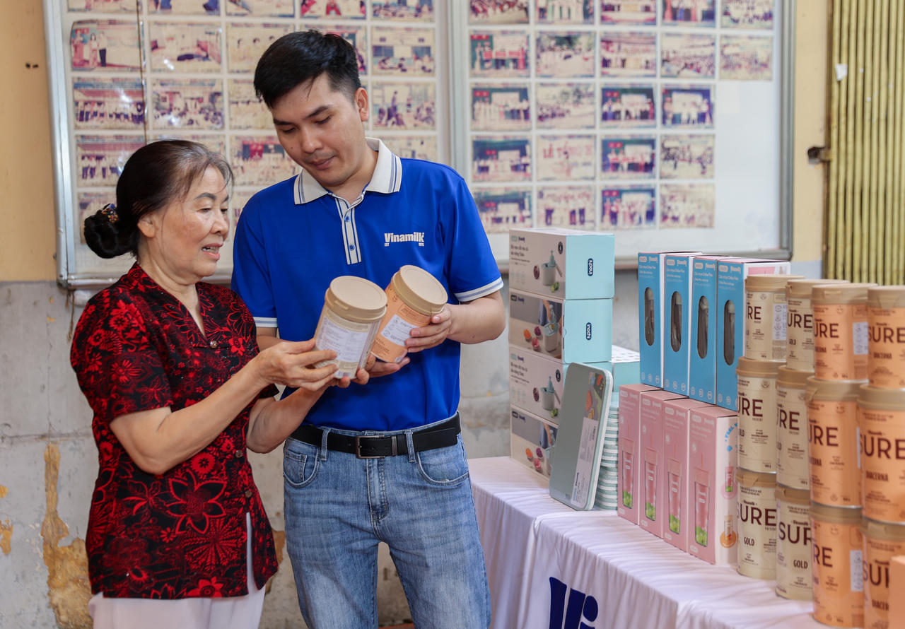 Hỗ trợ sản phẩm và tư vấn dinh dưỡng trong chương trình Ngày hội “chăm sóc sức khỏe người cao tuổi” tại phường Xuân Hòa, TP.HCM.&nbsp;Ảnh: Vi Nam
