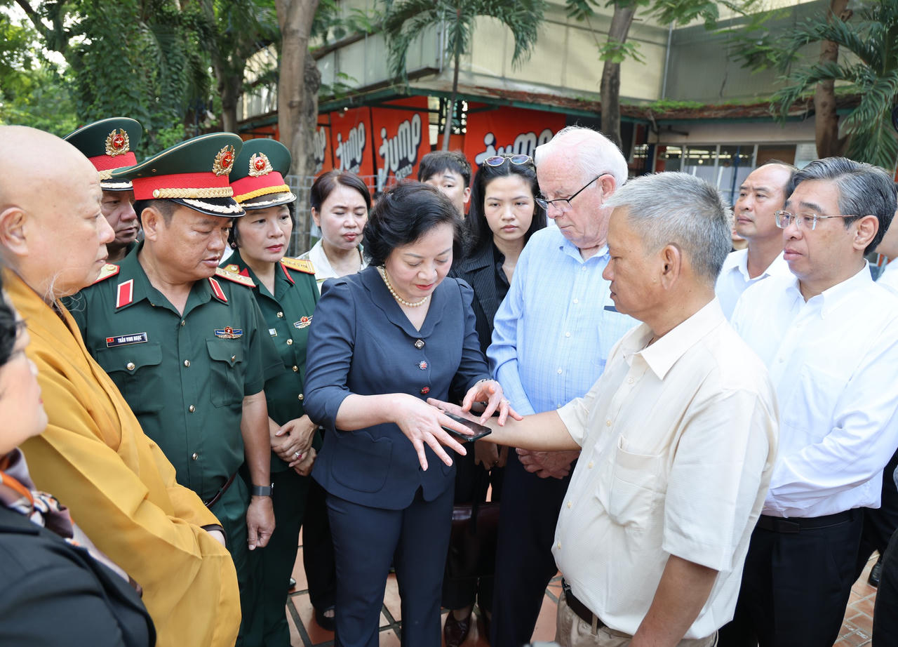 Phó Thủ tướng Phạm Thị Thanh Trà -Trưởng Ban Chỉ đạo quốc gia về tìm kiếm,quy tập và xác định danh tính hài cốt liệt sĩ trao đổi với nhóm nghiên cứu hỗn hợp Việt Nam - Hoa Kỳ, nhân chứng phục vụ công tác tìm kiếm, quy tập hài cốt liệt sĩ - Ảnh: VGP