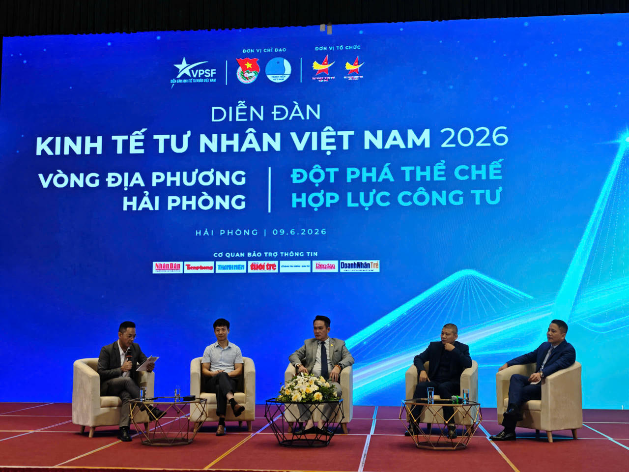 Cộng đồng doanh nghiệp thẳng thắn chia sẻ thực tiễn, phản ánh khó khăn và đề xuất các giải pháp thúc đẩy phát triển kinh tế tư nhân tại phiên đối thoại.