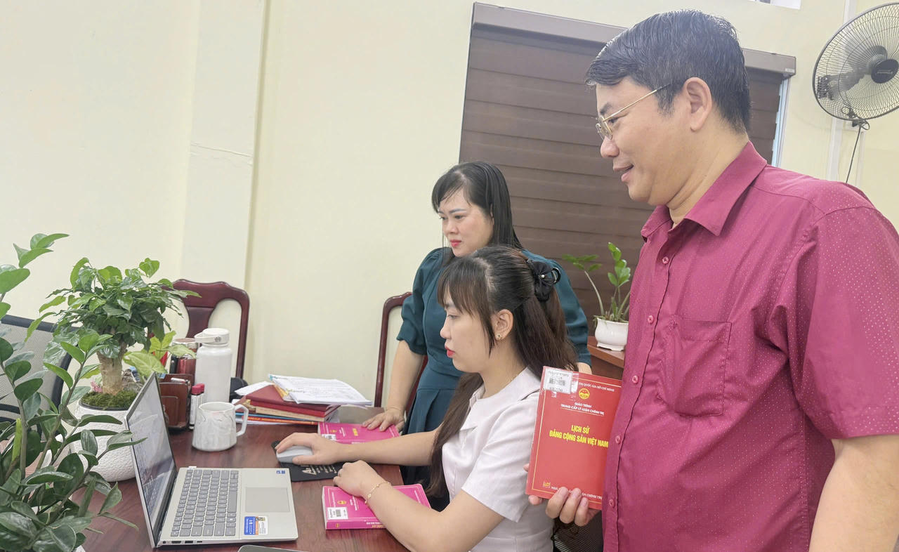 Trường Chính trị tỉnh Tuyên Quang ứng dụng hiệu quả công nghệ số trong công tác quản lý thông tin, tư liệu. (Ảnh: PV)