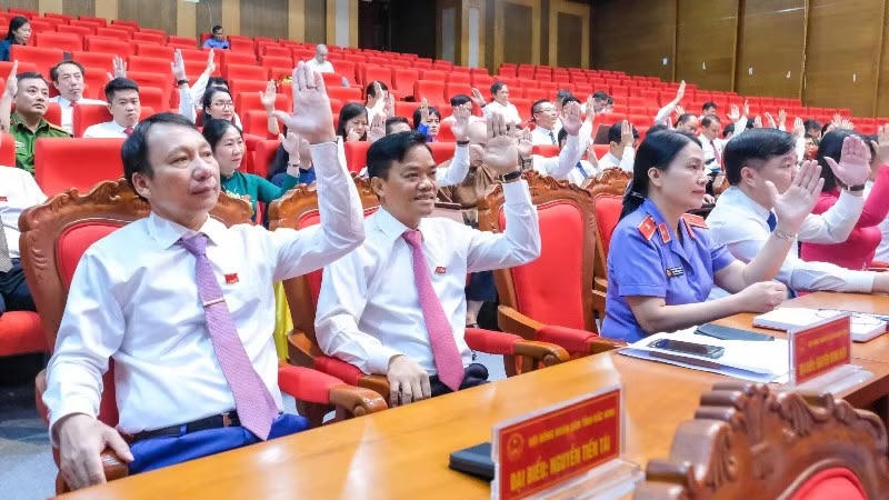 100% đại biểu có mặt tán thành, kỳ họp đã thông qua các Nghị Quyết&nbsp;