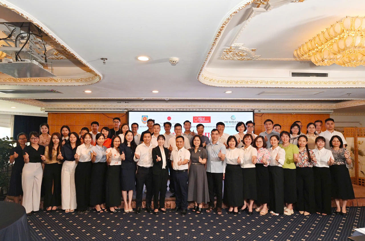 Các đại biểu chụp ảnh lưu niệm.