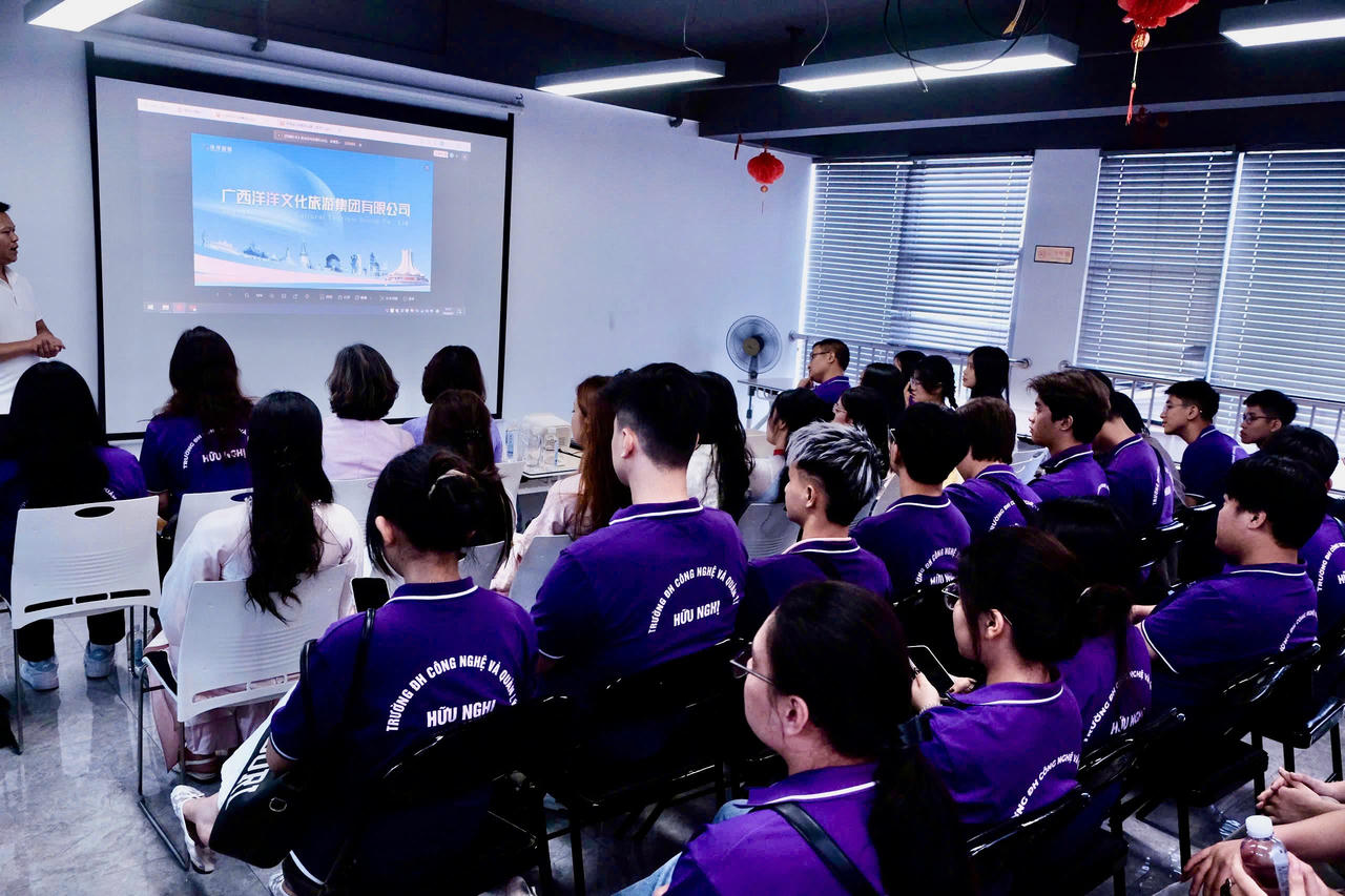 Sinh viên Trường Đại học Công nghệ và quản lý Hữu Nghị tham gia học tập tại Trung Quốc.