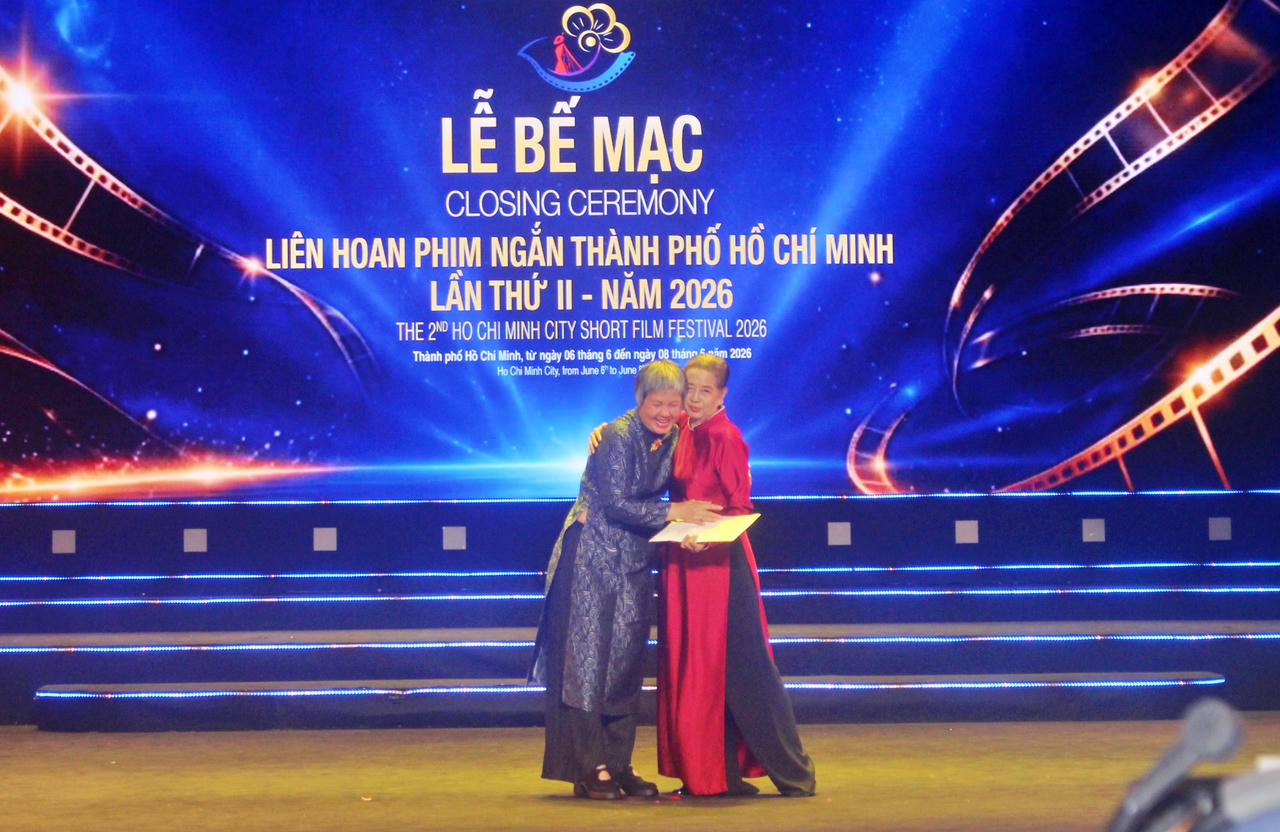 Bà Nguyễn Thị Thu Hà thay mặt hội đồng giám khảo LHP ngắn lần thứ 2 trao kết quả cho bà Dương Thị Cẩm Thúy - Chủ tịch Hội Điện ảnh TP HCM, Trưởng BTC.