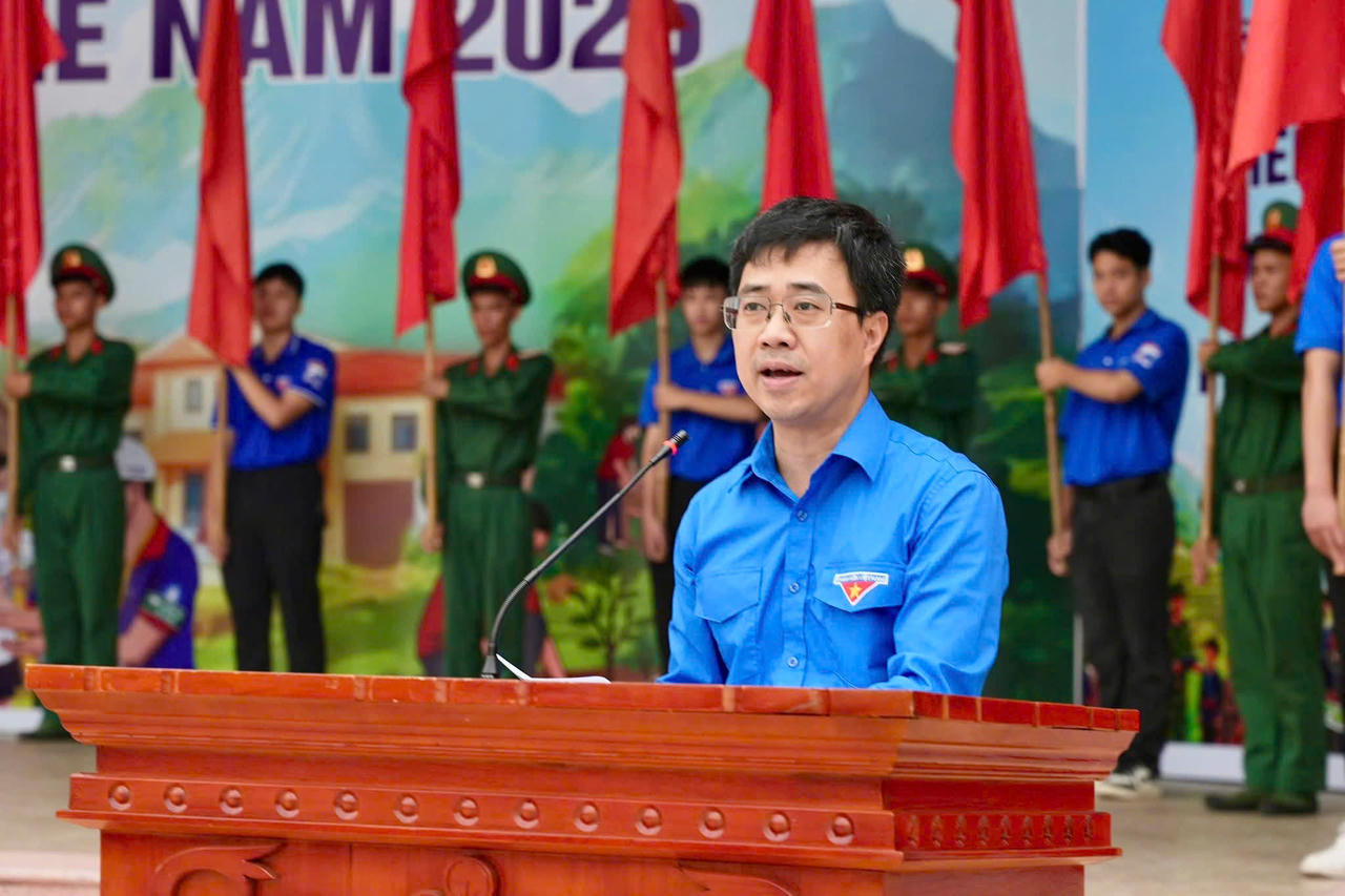 Đồng chí Bùi Hoàng Tùng - Bí thư Đoàn Thanh niên Chính phủ phát biểu.