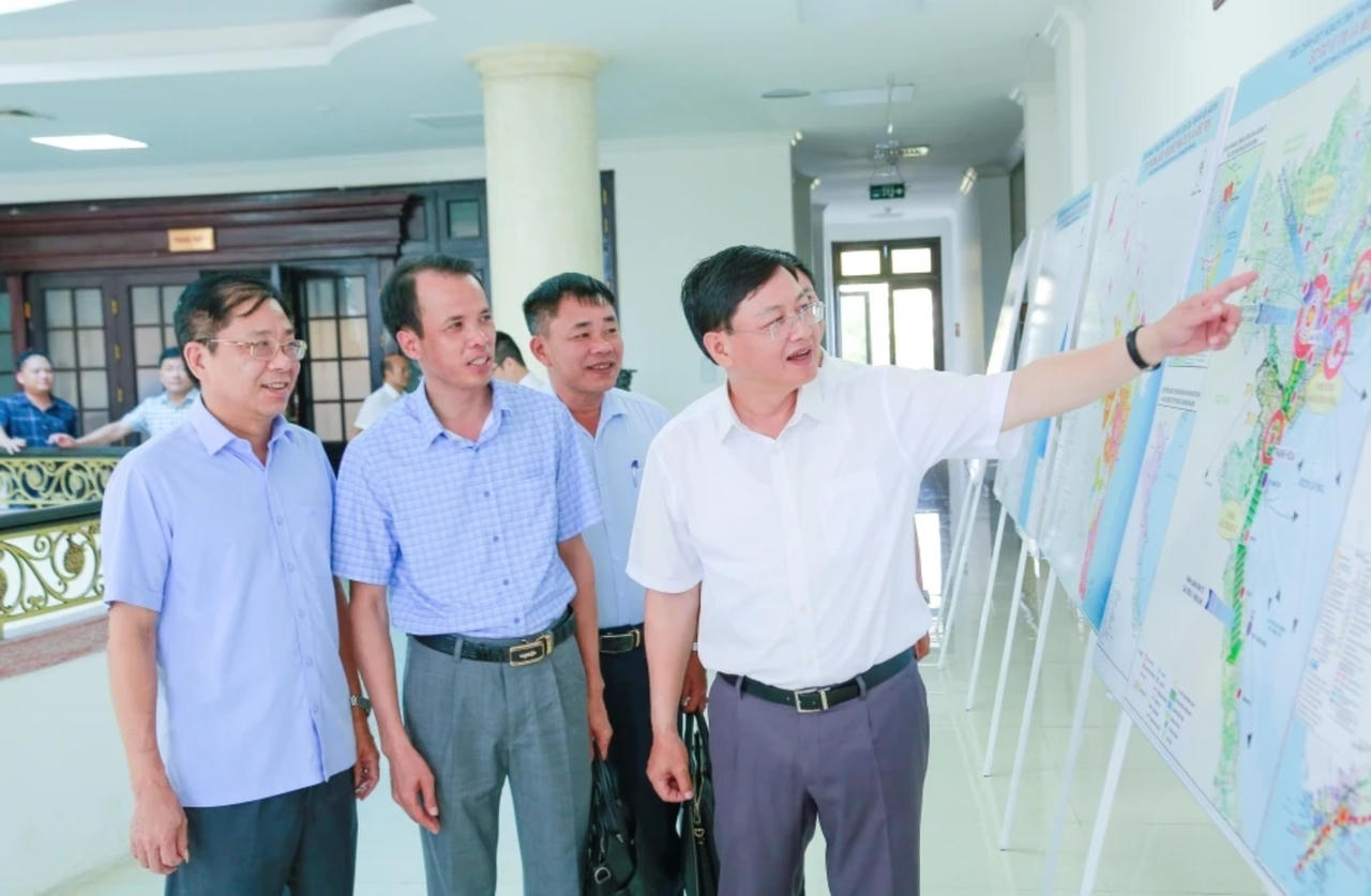 Phó Chủ tịch Thường trực UBND tỉnh Thanh Hóa Mai Xuân Liêm (áo trắng đeo kính) kiểm tra điều chỉnh quy hoạch.