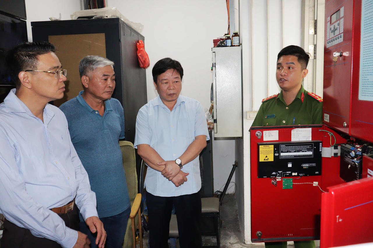 Đoàn khảo sát kiểm tra thực tế công tác bảo đảm an toàn phòng cháy, chữa cháy tại Chung cư HH3, HH4 Đồng Quốc Bình.