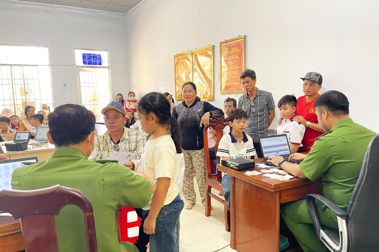 Công an xã Cái Nước tiếp nhận hồ sơ, cấp định danh điện tử cho trẻ em và học sinh vào các ngày cuối tuần nhằm tạo thuận lợi cho phụ huynh và học sinh.