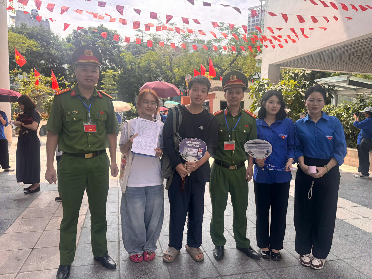 Lực lượng Công an phường Tây Hồ cùng các anh chị sinh viên tình nguyện trợ thí sinh tại khu vực thi.