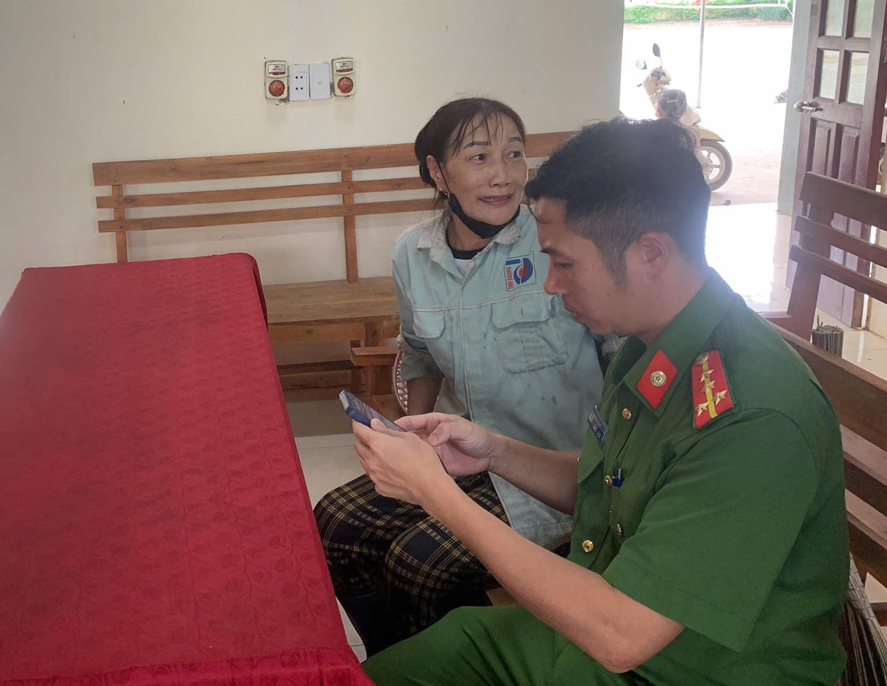 Với phương châm “phát hiện sớm, can thiệp sớm, giải quyết tận gốc từ cơ sở”, Công an xã Cẩm Vân đã góp phần giữ vững an ninh, trật tự ngay từ cơ sở.