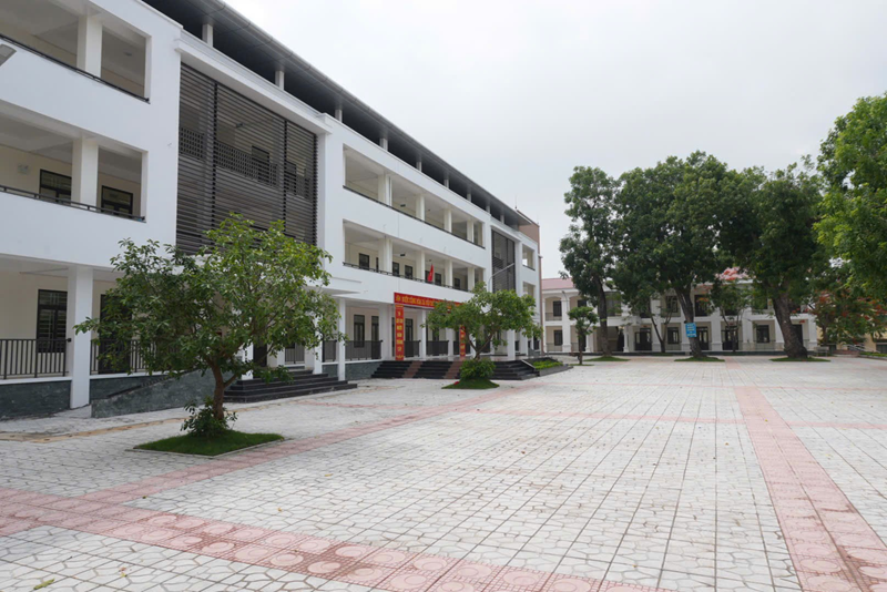 Khuôn viên Trường Trung học cơ sở Hoàng Đan.