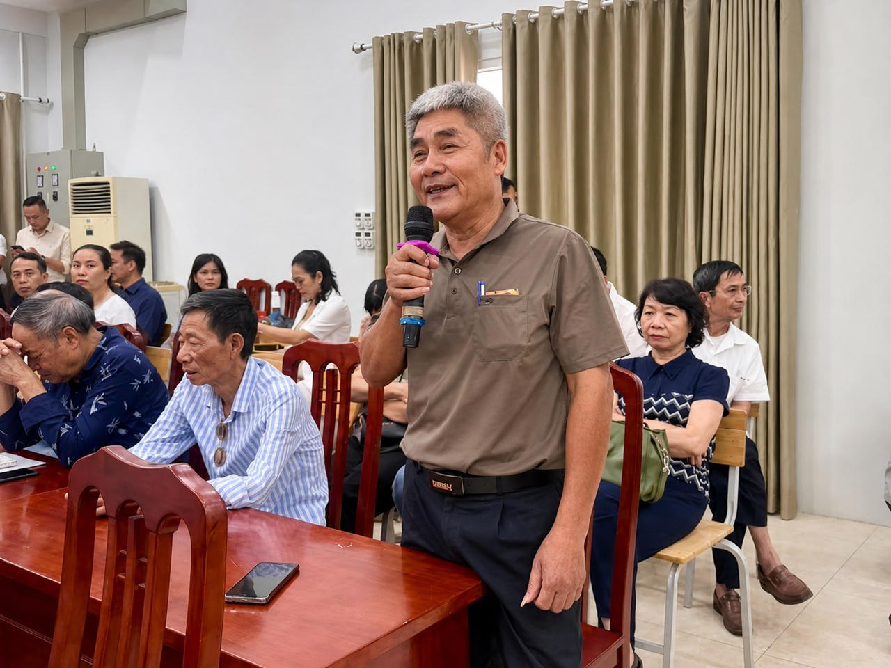 &nbsp;Đại diện cán bộ cơ sở phát biểu ý kiến&nbsp;phản ánh những vấn đề phát sinh từ thực tiễn địa bàn dân cư