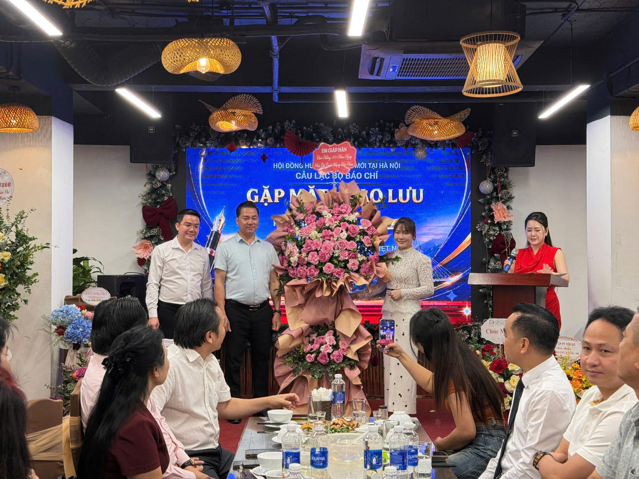 Đại diện các cơ quan, tổ chức và doanh nghiệp tặng hoa chúc mừng, ghi nhận những đóng góp của CLB Báo chí Lào Cai tại Hà Nội trong công tác kết nối nguồn lực xã hội vì sự nghiệp giáo dục và phát triển con người.