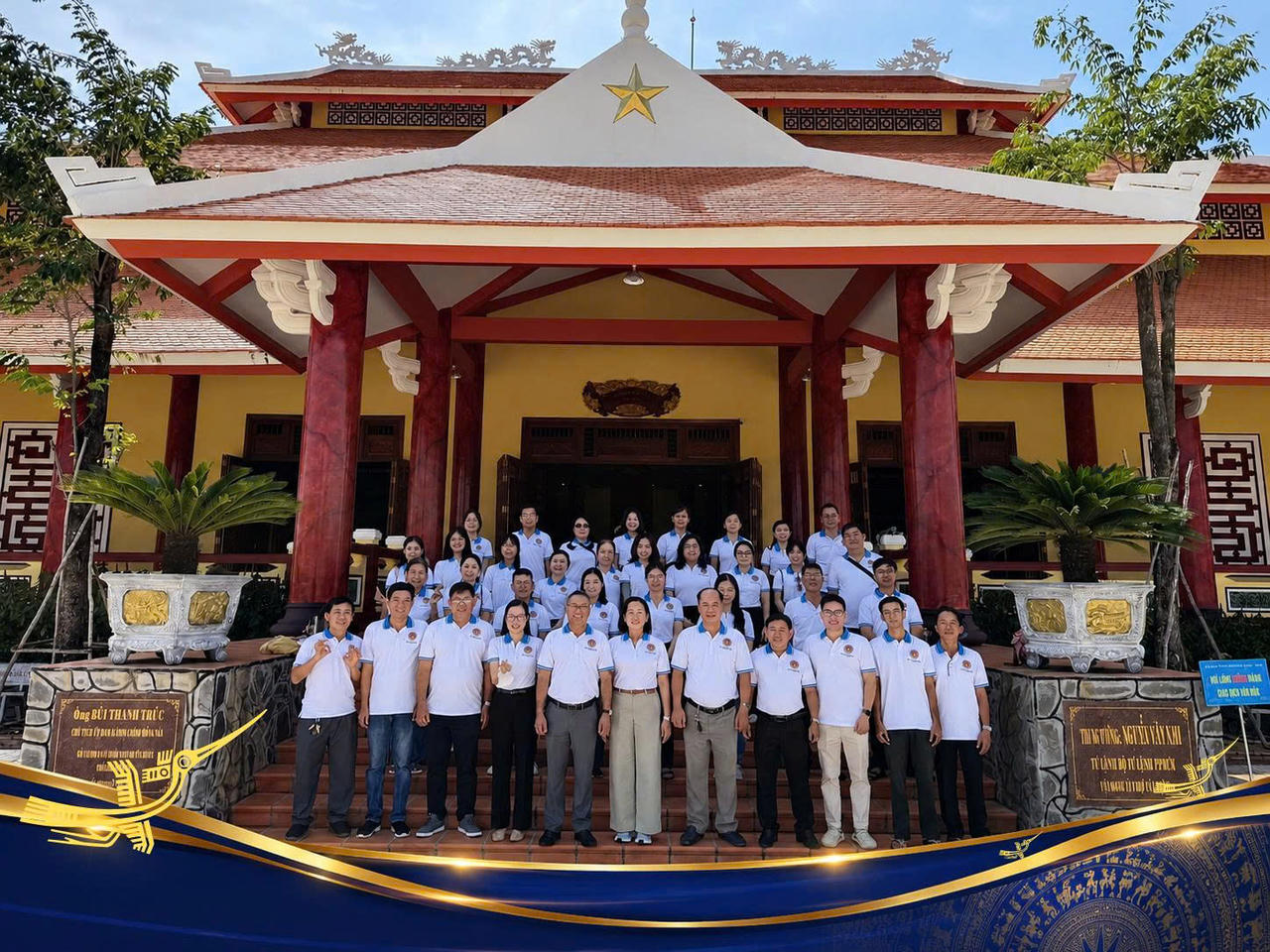 Ông&nbsp;Nguyễn Tiến Huy, Trưởng phòng  cùng tập thể Phòng Thi hành án dân sự Khu vực 1, Thành phố Hồ Chí Minh dâng hương và chụp hình tại Đền thờ Anh hùng liệt sĩ Chiến khu rừng Sác.
