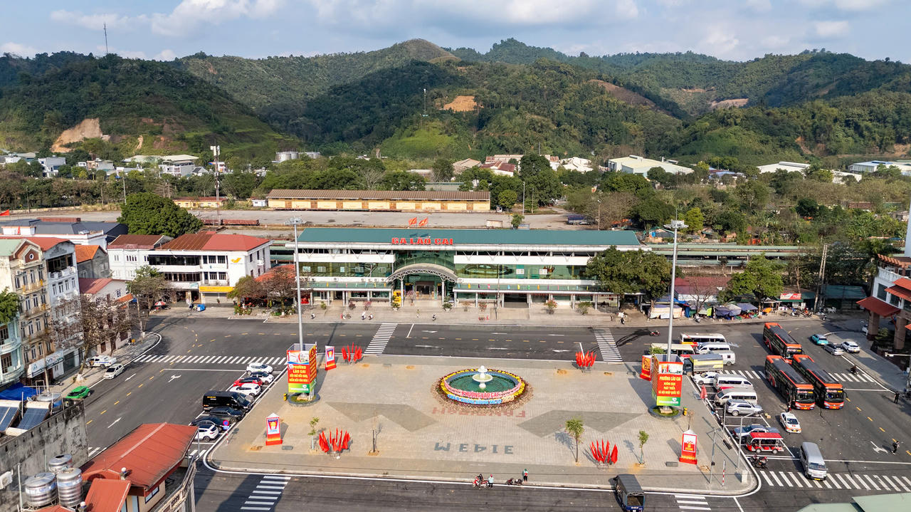Thực tế cho thấy, phường Lào Cai có nhiều điều kiện thuận lợi để hiện thực hóa mục tiêu này. Với lợi thế sở hữu cửa khẩu quốc tế đường bộ và đường sắt, là điểm kết nối quan trọng trên tuyến hành lang kinh tế Côn Minh – Lào Cai – Hà Nội – Hải Phòng – Quảng Ninh, địa phương có tiềm năng lớn để phát triển thương mại, logistics, dịch vụ và kinh tế cửa khẩu.