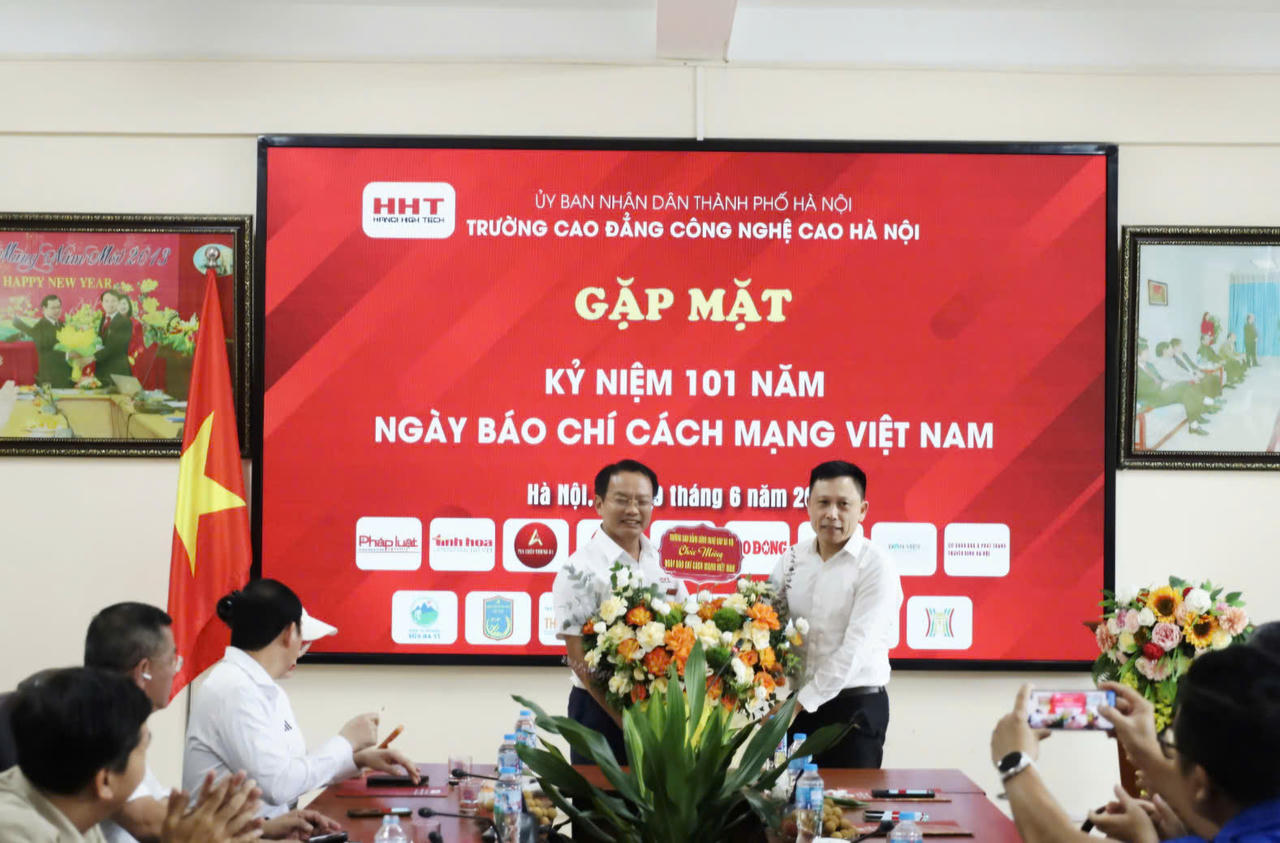 Lãnh đạo Trường Cao đẳng Công nghệ cao Hà Nội trao tặng lẵng hoa cho đại diện cơ quan báo chí.