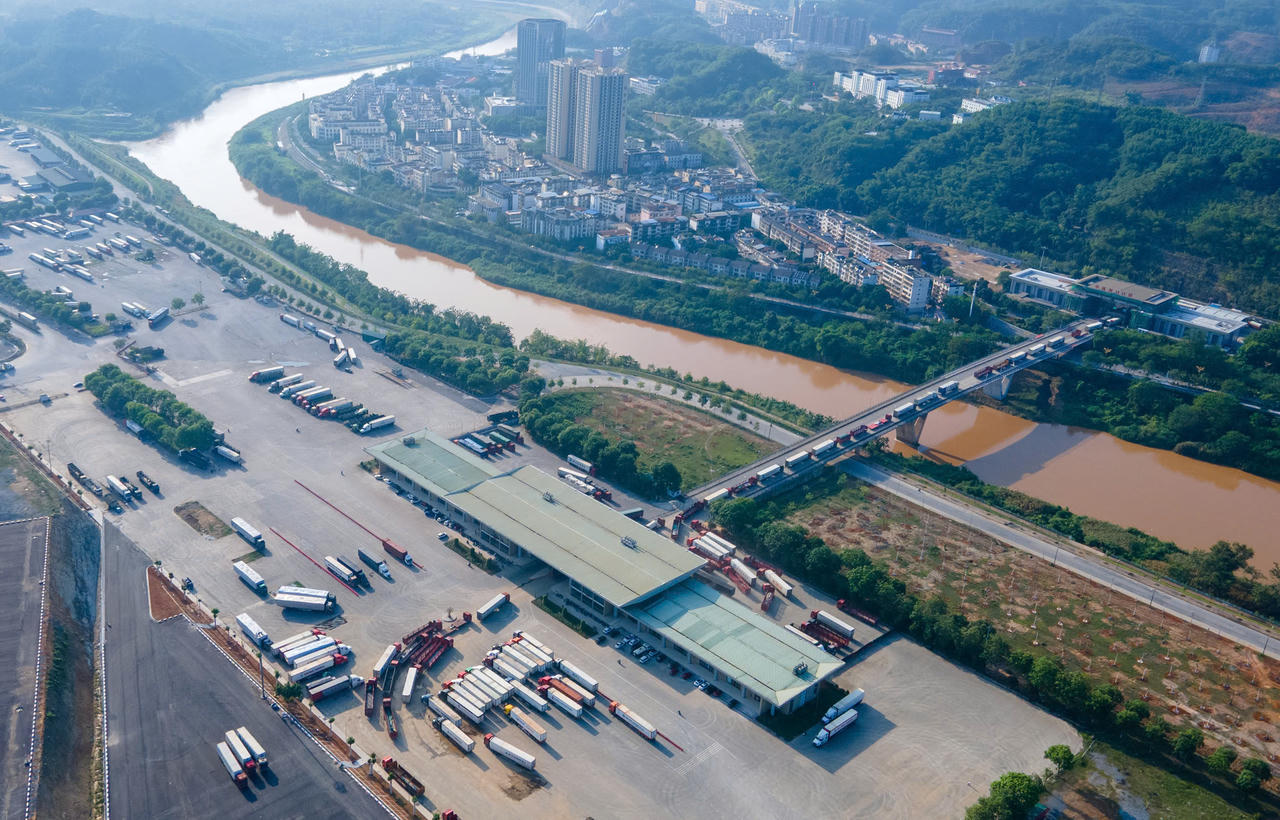 Trong định hướng phát triển mới, việc tạo môi trường thuận lợi cho doanh nghiệp đầu tư, mở rộng sản xuất, kinh doanh sẽ được gắn với mục tiêu tạo việc làm ổn định cho người lao động địa phương. Nguồn thu từ hoạt động thương mại, dịch vụ và kinh tế cửa khẩu sẽ tiếp tục được ưu tiên đầu tư cho các công trình hạ tầng, không gian công cộng, công viên, nhà văn hóa, góp phần nâng cao chất lượng sống của người dân.