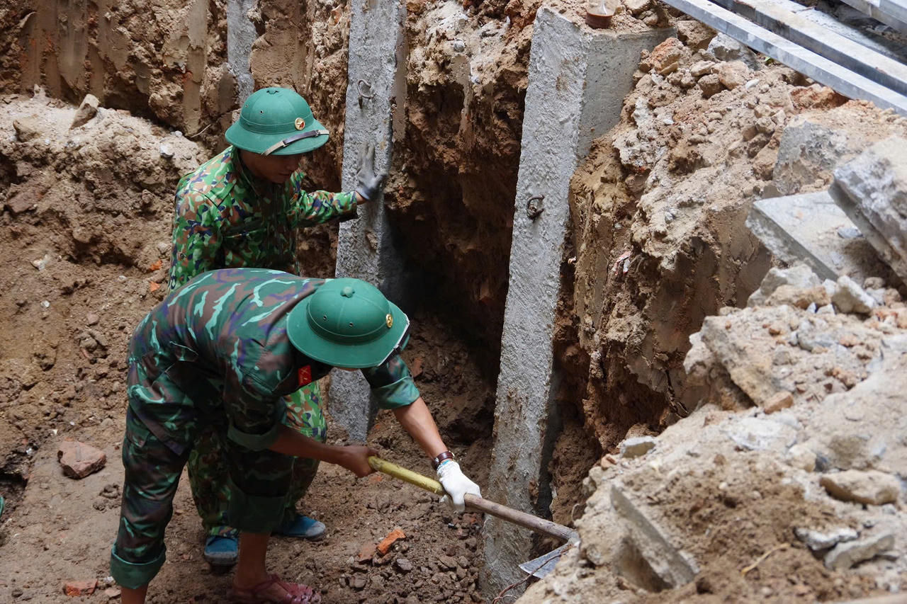 Đội 584, Phòng Chính trị, CHQS tỉnh Quảng Trị đã tổ chức khảo sát, tìm kiếm và quy tập được 4 hài cốt liệt sĩ tại khu vực Bệnh viện Đa khoa khu vực Thạch Hãn, thuộc phường Quảng Trị, tỉnh Quảng Trị.