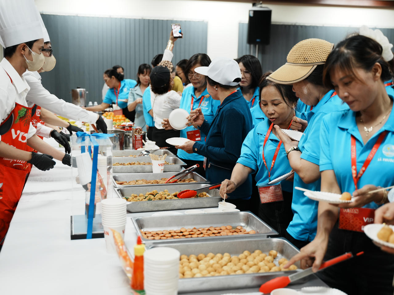 Các hội viên trải nghiệm và thưởng thức sản phẩm Vedan sau chuyến tham quan.