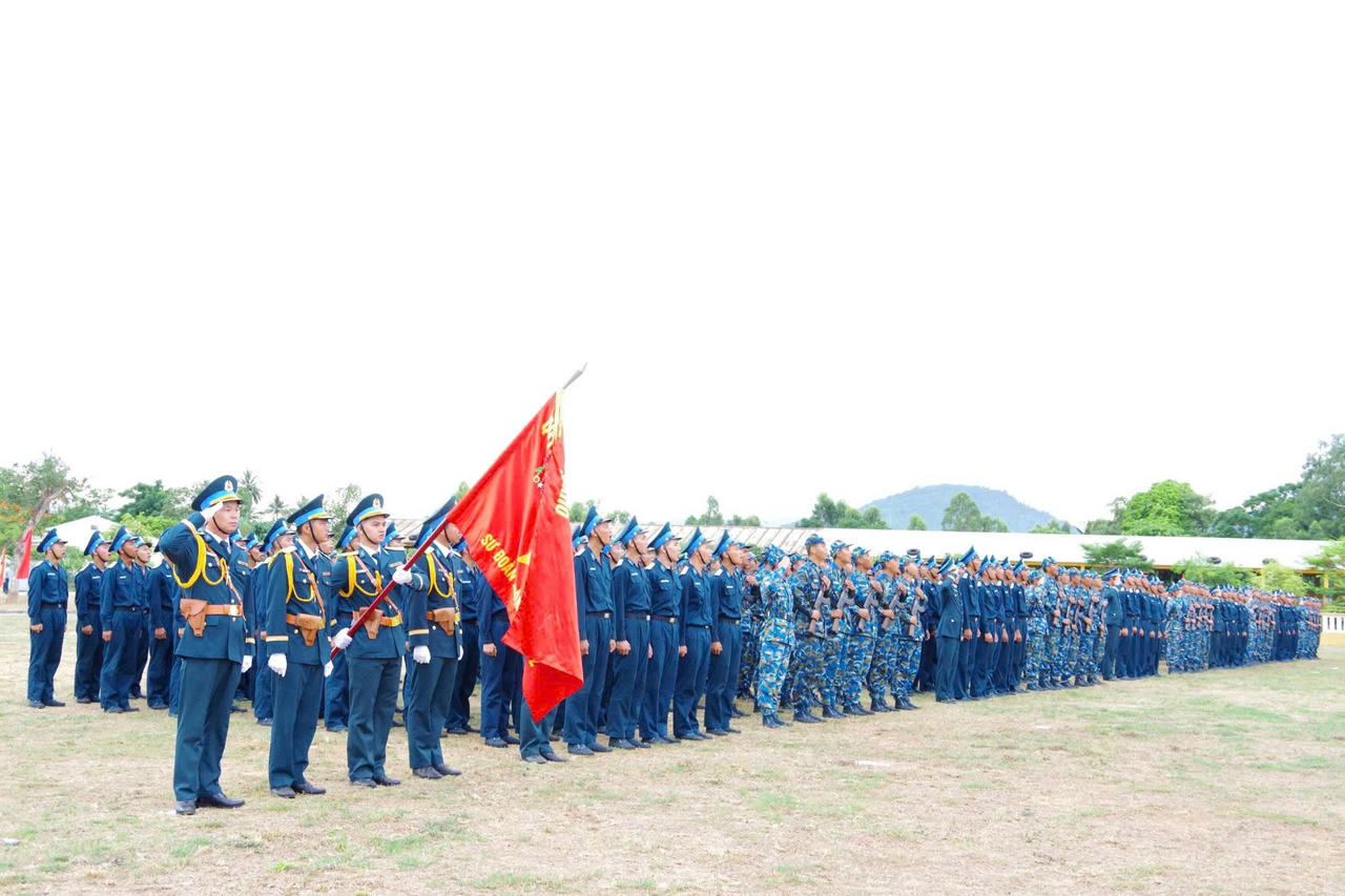 Quang cảnh lễ tuyên thệ chiến sĩ mới.