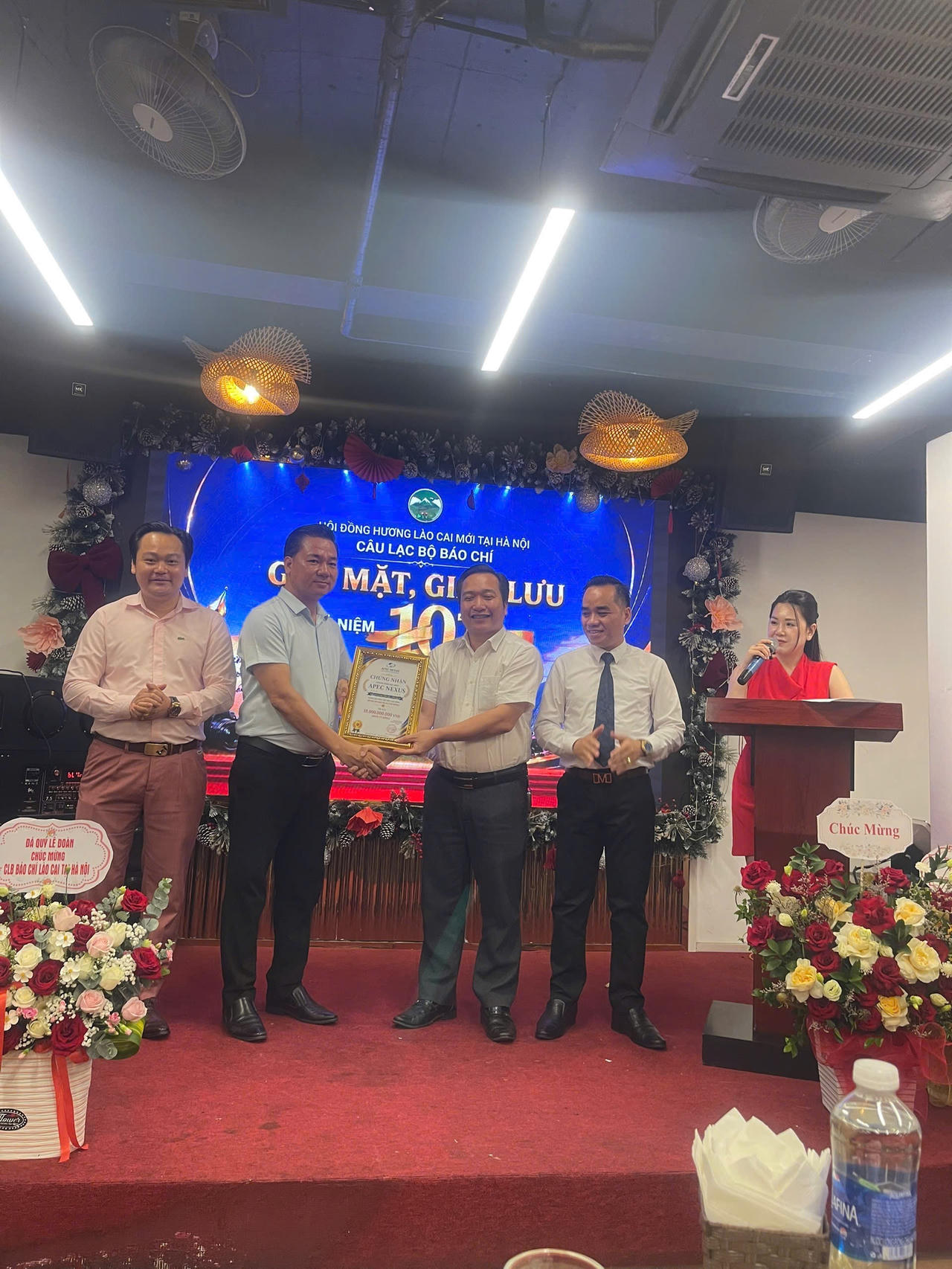 Ban Tổ chức và đại diện các đơn vị đồng hành thực hiện nghi thức trao chứng nhận 50 suất học bổng APEC NEXUS với tổng giá trị hỗ trợ quy đổi 10 tỷ đồng.