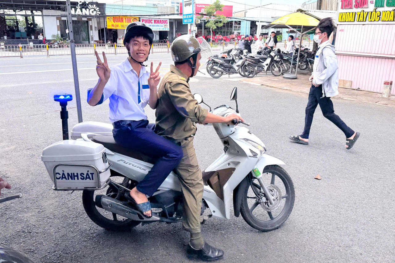 Em Nguyễn Khánh Tân (ngụ xã Vĩnh Mỹ), được hỗ trợ khi quên giấy báo dự thi tại điểm thi Trường THPT Lê Thị Riêng.