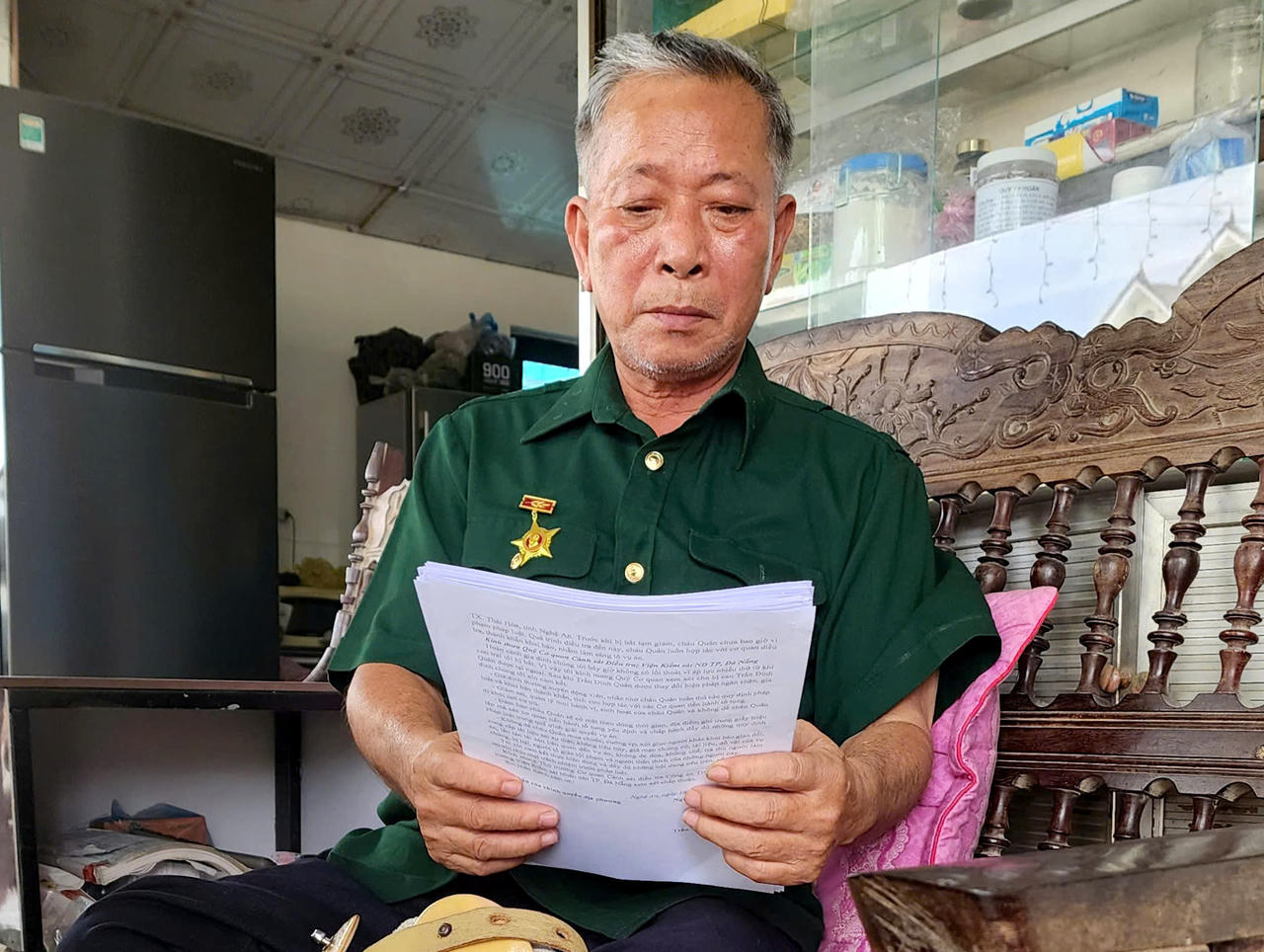  Thương binh Trần Văn Bình tìm hiểu pháp luật để làm Đơn kêu oan cho con trai.