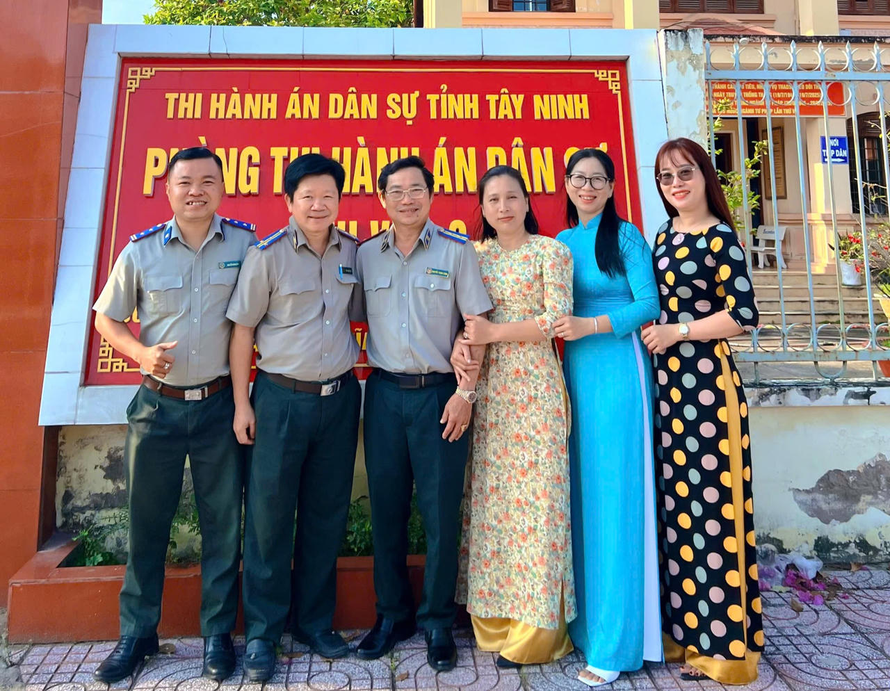 Ông Nguyễn Thành Công - Trưởng Phòng Thi hành án dân sự khu vực 3 tỉnh Tây Ninh cùng đồng nghiệp.