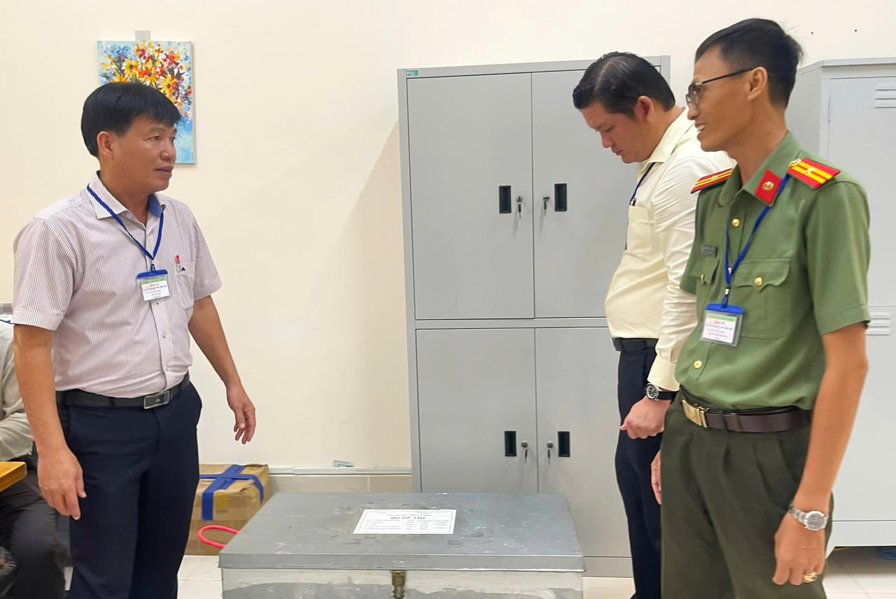 Công tác bàn giao đề thi được thực hiện nghiêm ngặt, đúng quy chế thi và các quy định về bảo vệ bí mật nhà nước.