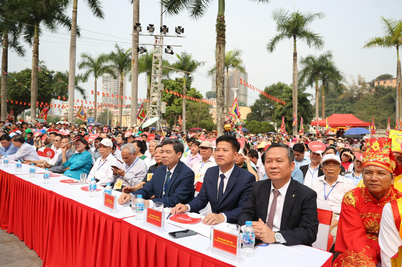 Để hiện thực hóa mục tiêu xây dựng phường xã hội chủ nghĩa, phường Lào Cai cần triển khai đồng bộ nhiều giải pháp. Trong đó, trọng tâm là nâng cao năng lực lãnh đạo của Đảng bộ, xây dựng bộ máy chính quyền tinh gọn, hiệu lực, hiệu quả; đẩy mạnh cải cách hành chính, chuyển đổi số và phòng, chống tham nhũng, tiêu cực. 