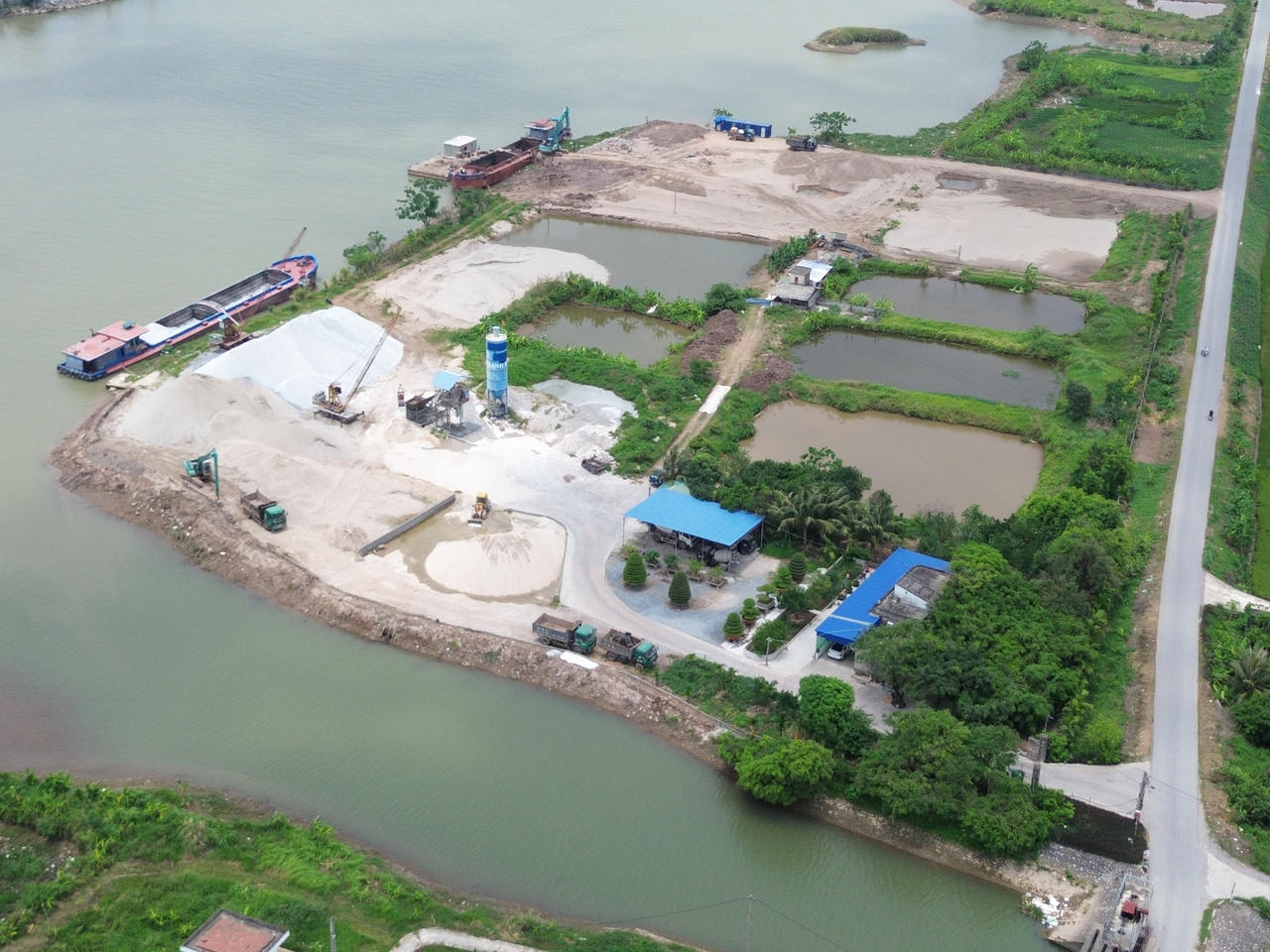 Dọc sông Ninh Cơ và sông Đáy, tình trạng vi phạm pháp luật về đê điều diễn biến phức tạp. Nhiều cảng, bến bãi thủy nội địa và điểm tập kết, kinh doanh vật liệu xây dựng hoạt động rầm rộ, không chỉ thu hẹp lòng sông mà còn gây mất mỹ quan khu vực.